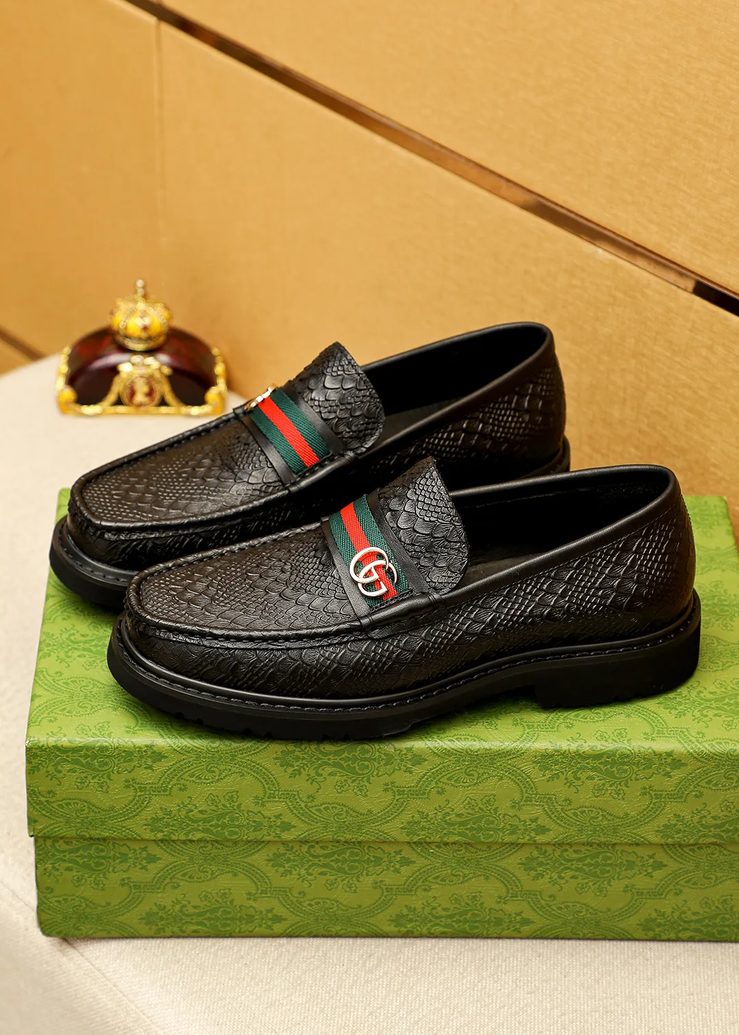 Men's shoes 💰520 💐 Product trademark: GUCCI "Gucci" casual leather shoes Regular size: 38-44 (45.46🉑️customized) Product materials: Selected imported first-layer calfskin embossed upper + classic hardware buckle, imported water-dyed cow leather lining. Strong three-dimensional visual effect, original outsole color: 1⃣️color optional